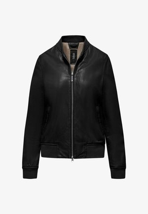 Giacca bomber di pelle nera con zip frontale, collo, polsini e orlo a costine, e tasche laterali, mostrata su sfondo bianco.