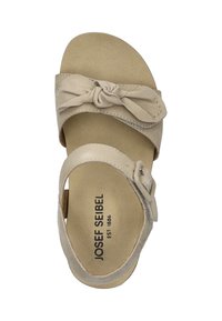 Sandal in beige con un'accogliente accentatura in tessuto annodato, fascia alla caviglia regolabile, soletta imbottita e suola liscia e testurizzata.
