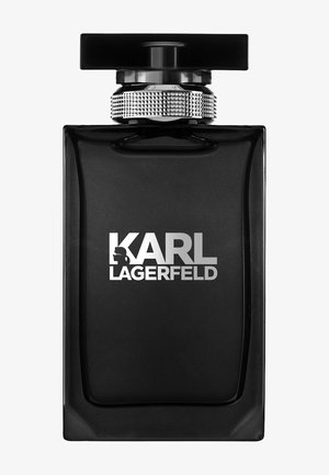 Sort rektangulær parfume flaske med sølv tekstureret krave og fed KARL LAGERFELD logo på fronten.