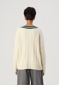 GAP CASHSOFT VARSITY CABLE TUNIC - Πουλόβερ - white