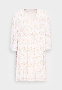 Robe midi plissée blanche avec un motif floral beige, décolleté en V et manches bouffantes trois-quarts.