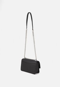 Schwarze Lederhandtasche mit rechteckiger Form, strukturiertem Oberflächenmaterial und silberner Kettenriemen mit einer Lederakzentuierung.