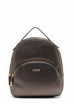 Schwarzer Leder-Rucksack mit gerundetem Design und zwei Reißverschlusstaschen. Der Markenname "LIUJO" ist in Gold auf der Vorderseite geprägt.