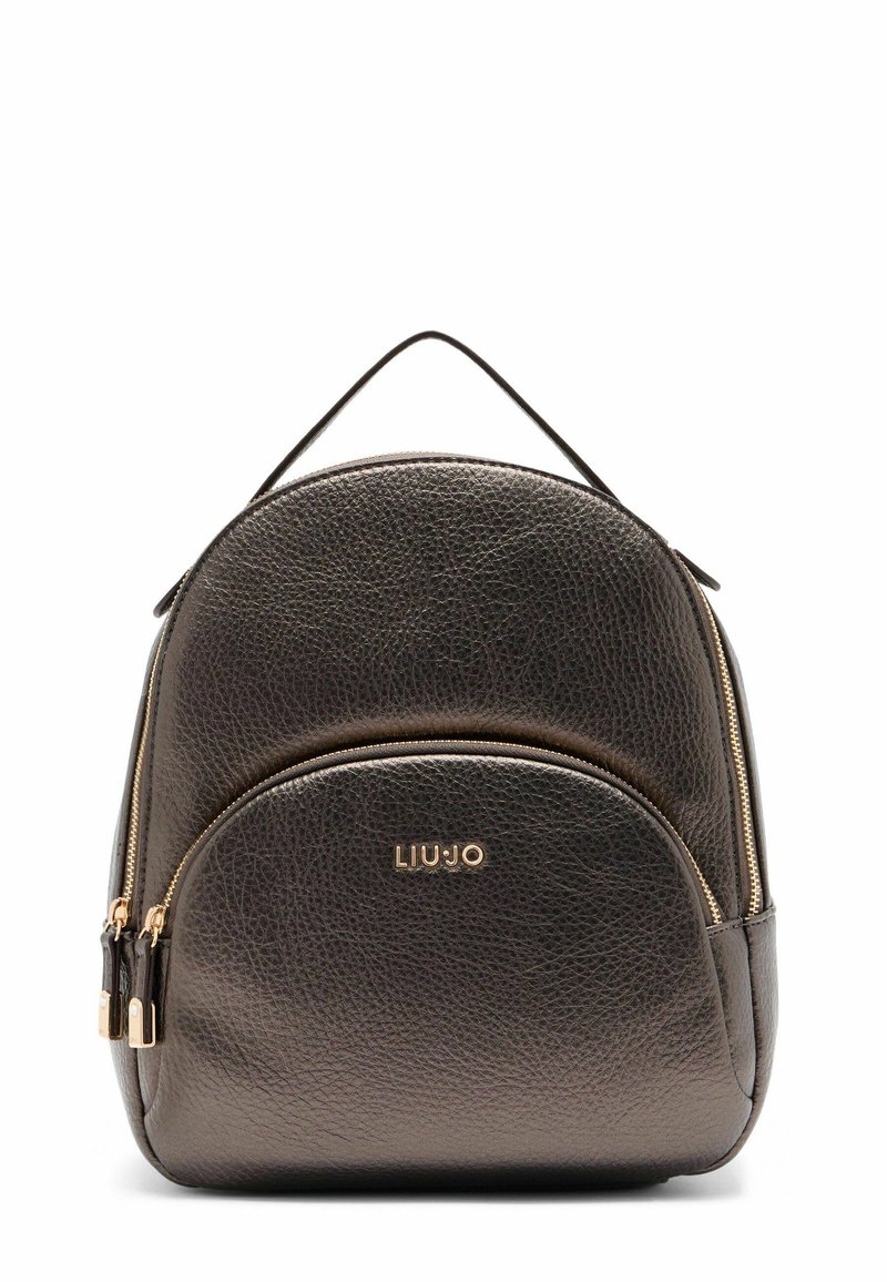 Schwarzer Leder-Rucksack mit gerundetem Design und zwei Reißverschlusstaschen. Der Markenname "LIUJO" ist in Gold auf der Vorderseite geprägt.