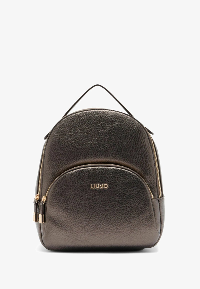 Schwarzer Leder-Rucksack mit gerundetem Design und zwei Reißverschlusstaschen. Der Markenname "LIUJO" ist in Gold auf der Vorderseite geprägt.