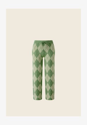 Rohelise ja beežika argyle-mustriga kudumist püksid, millel on nööriga vöökoht ja laia säärega lõige, esitletud beežikal taustal.