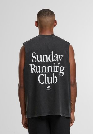 Černé bezrukávové tričko z bavlny s velkým bílým textem "Sunday Running Club" na zádech, které má volný střih a minimalistický design.