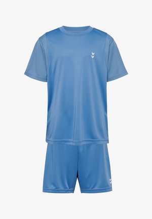 Niebieski zestaw sportowy wykonany z lekkiej tkaniny, składający się z koszulki z krótkim rękawem i dopasowanych szortów. Zawiera mały biały detal z logo.