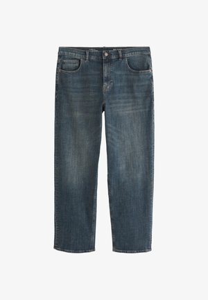 Tmavomodré džínsy z denimu s prednými a zadnými vreckami, pútkami na opasok a zapínaním na gombík, položené na bielom pozadí.