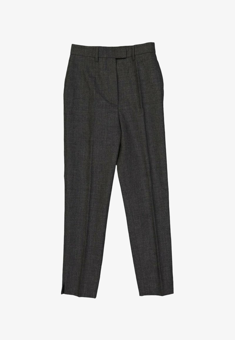 Pantalon de costume gris foncé, coupe droite, pli frontal, passants pour ceinture et fentes latérales à l’ourlet.