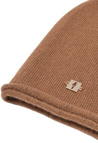 Brązowa, prążkowana czapka dzianinowa z podwiniętym brzegiem i detalem ze złotego metalu w kształcie kwadratu. Miękka tekstura i ciepły kolor odpowiedni na zimowe dni.