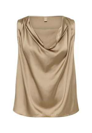 Mouwloze beige satijnen blouse met gedrapeerde halslijn en glad, glanzend stof, plat gelegd tegen een witte achtergrond.