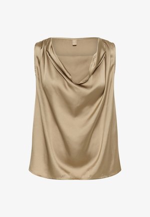 Ujjatlan bézs színű szatén blúz redős nyakkivágással és sima, fényes anyagból, fehér hátteret háttér előtt laposan elhelyezve.
