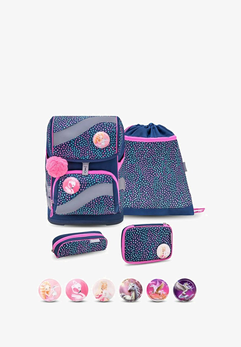 Rucksack-Set mit navyfarbener Gestaltung, bunten Punkten, pinken Akzenten und grauem Wellenmuster. Enthält eine Brotdose, ein Mäppchen und Buttons.