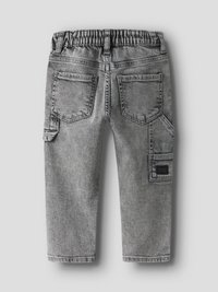 Pantalones de mezclilla gris con una cintura elástica, bolsillo tipo cargador en el costado y dos bolsillos traseros con un diseño texturizado.