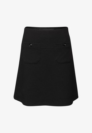 Czarna spódnica z teksturowanej tkaniny, w kształcie litery A, z dwoma przednimi kieszeniami zapinanymi na guziki oraz paskiem w talii. Charakteryzuje się czystymi liniami i prostym wzornictwem.