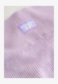 Neselectat, lilac purple