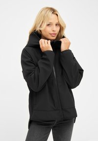 Zwarte softshell jack met een hoge kraag, voorrits en zijzakken. Lichtgewicht ontwerp, zachte textuur en casual pasvorm.