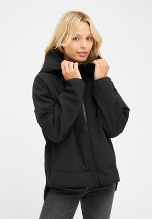 Schwarze Softshelljacke mit hohem Kragen, Reißverschluss auf der Vorderseite und Seitentaschen. Leichtes Design, glatte Textur und lässige Passform.