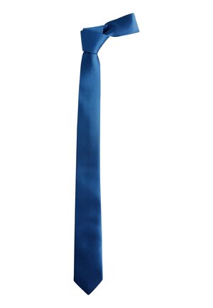Niebieski teksturowany krawat zawiązany luźnym węzłem na białym tle.