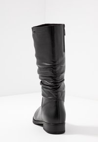 Svarta läderknähöga stövlar med en rynkad design, sidodragkedja och en låg blockklack. Slät textur med subtila sömnadsdetaljer.