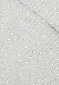 Světlá šedá pletená látka s diagonální texturou, zdobená rozsypanými lesklými stříbrnými flitry.