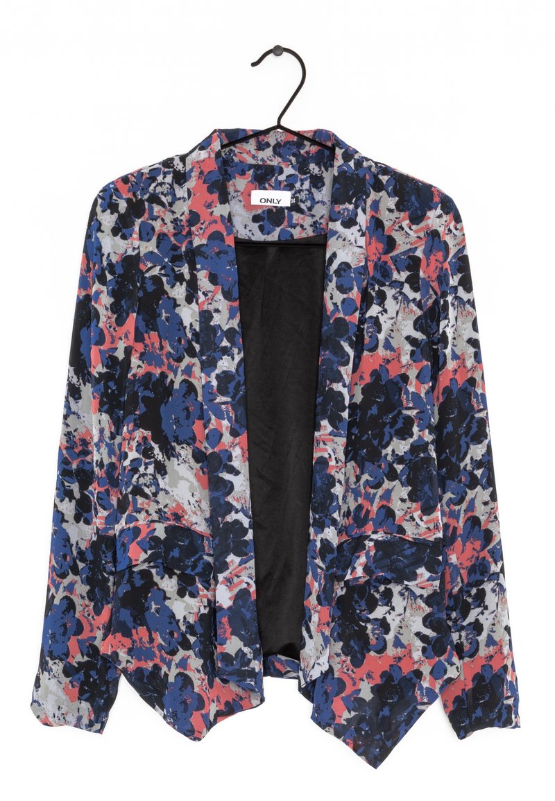 Květinový sako s černými, modrými a korálovými vzory, vyrobené z lehkého materiálu. Otevřený design vpředu s dvěma předními kapsami a dlouhými rukávy.