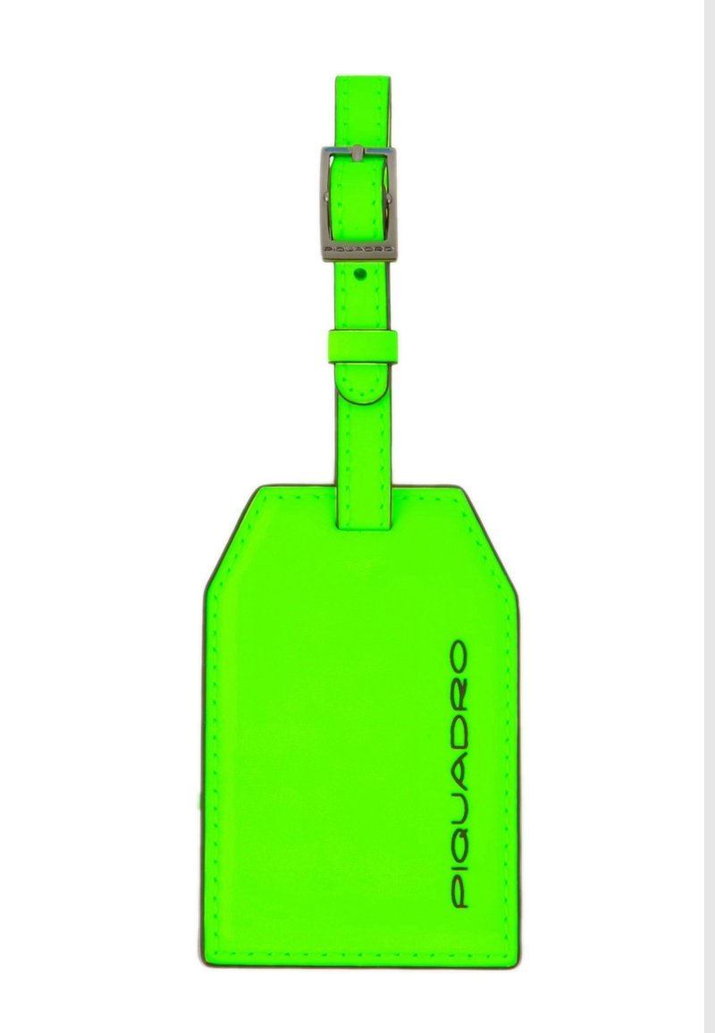 Neon groene bagagelabel gemaakt van glad synthetisch materiaal, met een rechthoekige vorm, een riempje met gesp en een zwarte logo-opdruk.
