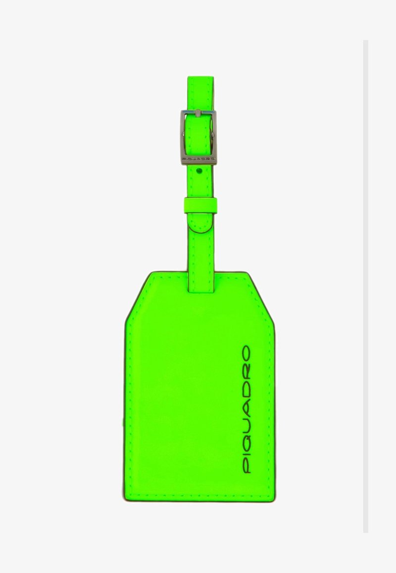 Neon groene bagagelabel gemaakt van glad synthetisch materiaal, met een rechthoekige vorm, een riempje met gesp en een zwarte logo-opdruk.