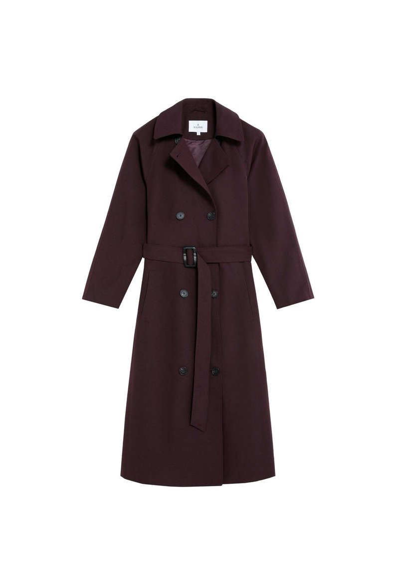 Trench coat burdeos con mangas largas, botones dobles, una cintura ceñida y un cuello clásico. Tela suave con un corte ajustado.