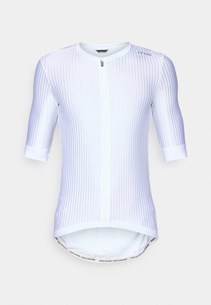 Balta dviračių marškinėliai su vertikaliomis juostelėmis, trumpomis rankovėmis, priekiniais užtrauktukais, apvaliu kraštu ir kontrastinga tekstine juosta apačioje.