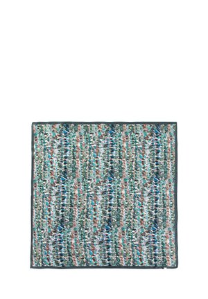 Tejido textil tejido en verde, azul y coral con un diseño estampado. Con borde oscuro, presenta una superficie texturizada y matices variados.
