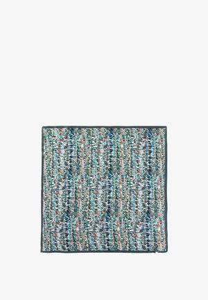 Tejido textil tejido en verde, azul y coral con un diseño estampado. Con borde oscuro, presenta una superficie texturizada y matices variados.