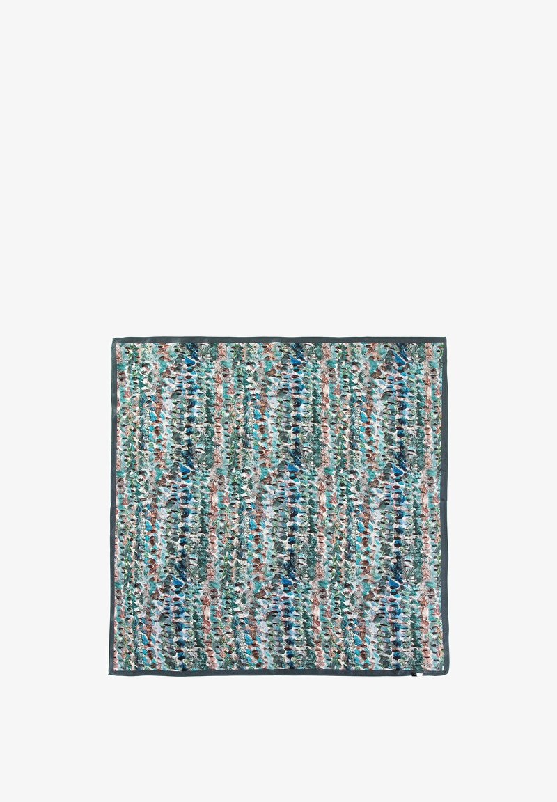 Geweven textiel in groen, blauw en koraal met een patroonontwerp. Omzoomd met een donkere rand, met een gestructureerd oppervlak en gevarieerde tinten.