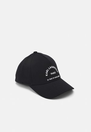 Sort baseballkasket med buet skygge og hvid tekst "KARL LAGERFELD PARIS 21 RUE ST-GUILLAUME" på frontpanelet.