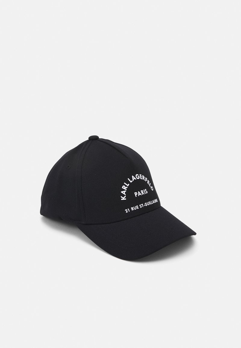 Casquette de baseball noire avec une visière incurvée et le texte blanc "KARL LAGERFELD PARIS 21 RUE ST-GUILLAUME" sur le panneau avant.