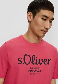 s.Oliver MIT GROSSEM LABEL - T-shirt print - himbeere