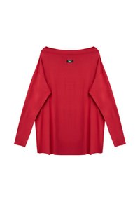 Czerwony sweter z dzianiny z długimi rękawami, szerokim dekoltem i opuszczanymi ramionami. Gładka faktura i minimalistyczny design z czarną metką z tyłu.