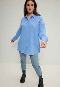 Studio Untold OVERSIZED LANGARM STICKEREI - Blusa