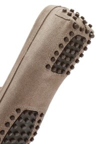 Scarpa in suede marrone con suola testurizzata dotata di tacchetti in gomma rialzati per aderenza e flessibilità. Design semplice con linee morbide.