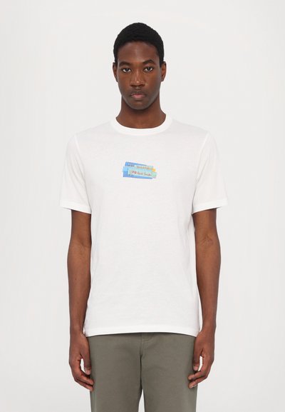 Λευκό κοντομάνικο T-shirt φτιαγμένο από απαλό βαμβάκι. Διαθέτει πολύχρωμο εκτυπωμένο σχέδιο στο στήθος με μπλε και κόκκινους ορθογώνιους στοιχειοθετημένους.