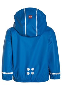 Giacca impermeabile blu con cappuccio, caratterizzata da strisce riflettenti argento e accenti circolari nella parte bassa della schiena. Texture liscia e lucida.
