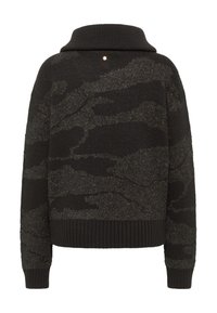 Schwarzer gestrickter Pullover mit einem strukturierten, glänzenden Camouflage-Muster, weitem Rollkragen sowie geripptem Saum und Bündchen. Verfügt über ein kleines metallisches Akzent.