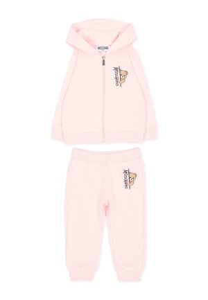 Jasnoróżowy dziecięcy dwuczęściowy dres z rozpinaną bluzą z kapturem i spodniami z elastyczną talią, z logo Moschino i grafiką misia.