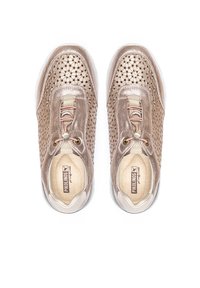 Zapatillas con cordones en color rosa dorado metálico con parte superior perforada, cuello acolchado y acentos en beige contrastante. Plantilla acolchada y suela de goma transparente.