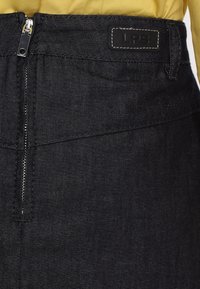 Gonna di denim nera con chiusura frontale con cerniera, etichetta LPS in vita e dettagli di cucitura discreti.