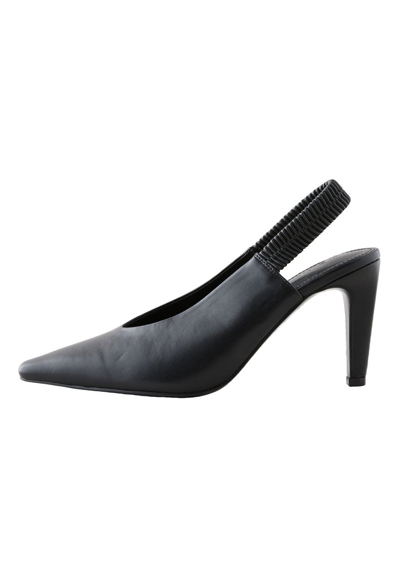 Décolleté slingback in pelle nera con punta affilata, fascia elastica testurizzata e tacco a stiletto sottile, con superficie opaca liscia.