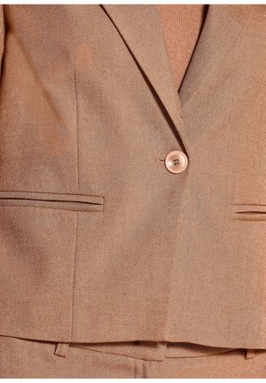 Bruine blazer met structuur, enkele knoopsluiting, revers met inkeping, paspelzakken, gedragen over een bijpassende bruine gebreide top.