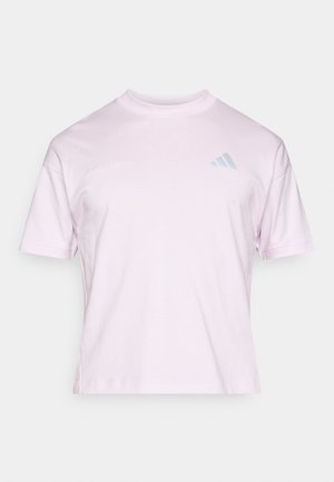 Světle růžové tričko s krátkým rukávem z bavlny, s kulatým výstřihem a jemným vyraženým detailem "adidas" na prsou a logem na boku.