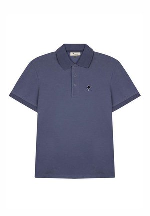Donkerblauw poloshirt met korte mouwen, drie knopen en een klein zwart boomlogo geborduurd op de linker borst.